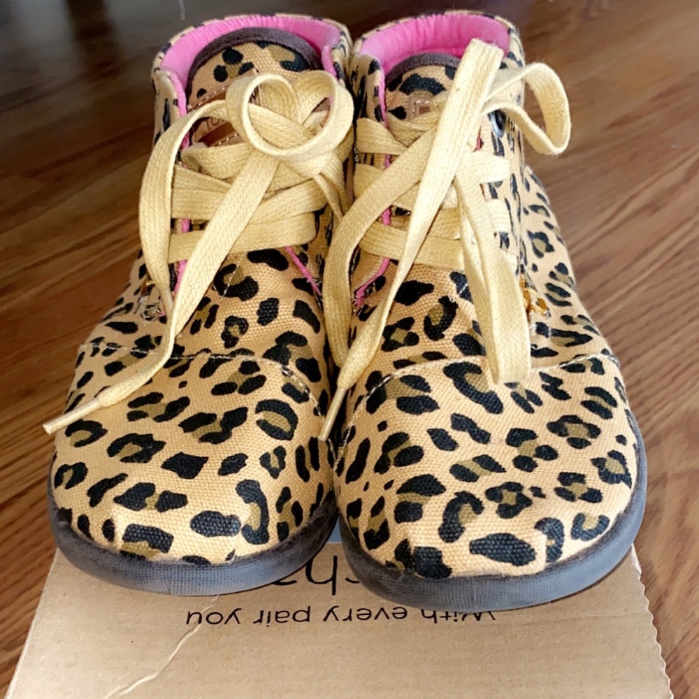 TOMS Leopard boots sneaker shoes Youth 2.5 / 2 1/2